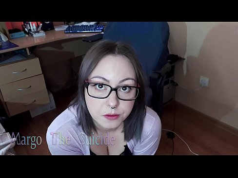 ❤️ Nighean gnèitheach le speuclairean a’ suirghe Dildo gu domhainn air a’ chamara ❤️  Fucking  leinn  ️❤